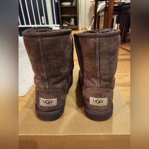 Big Kids Classic II UGG Boot size 5 chocolate